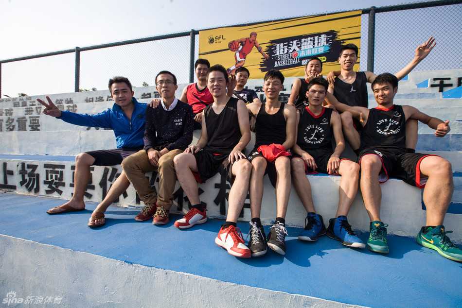 球队YP队合影于夕阳下的球场，金色的余晖拉长了每个人的身影，剪影中依然能感受到那份属于团队的凝聚力