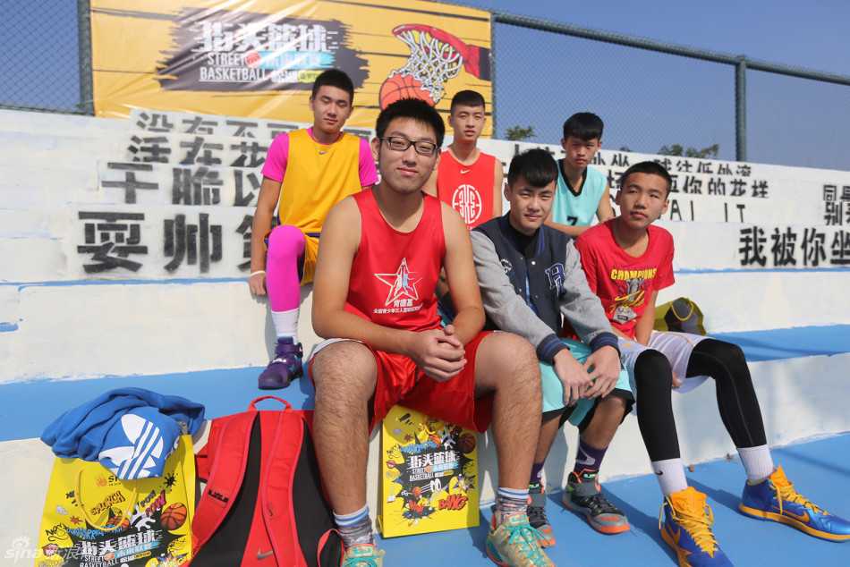 球队GM与教练团队在战术板前激烈讨论，每个人的眼神都专注在即将执行的战术配合上