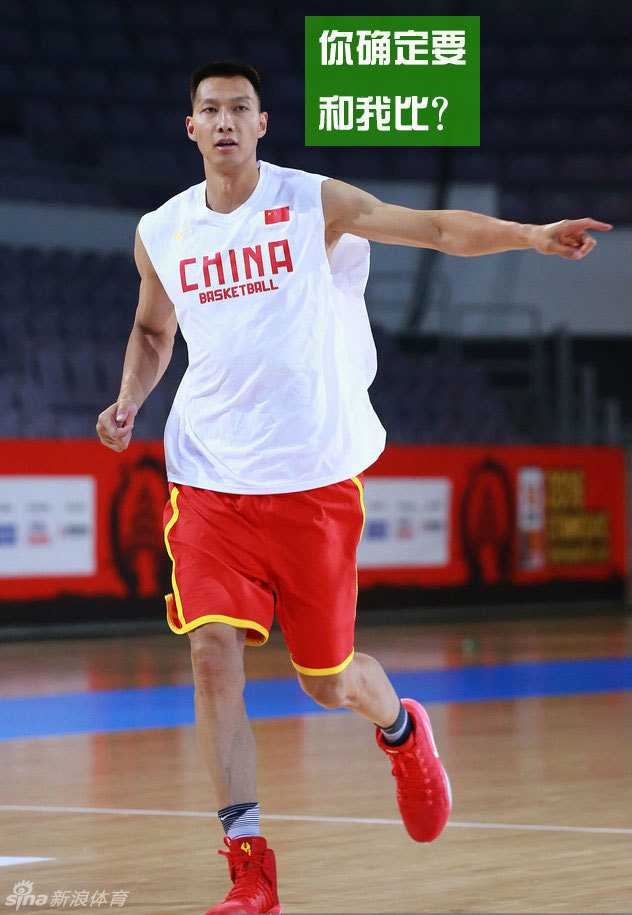 周鹏终于如愿以偿站在宫鲁鸣身后为其按摩，脸上露出得意洋洋、舍我其谁的傲娇表情，宣告自己才是队内最受宠的那个。