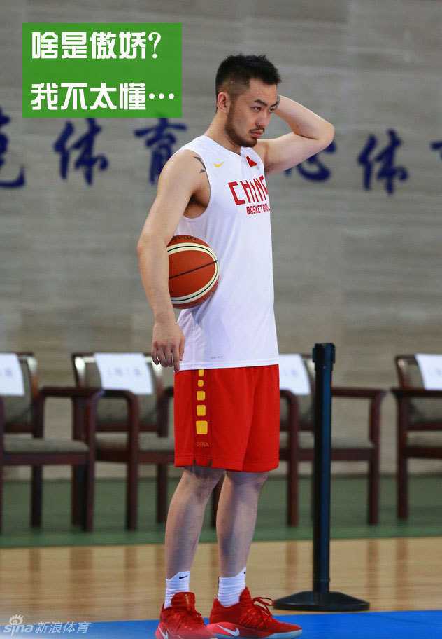 队宠球员殷勤地为宫鲁鸣捏肩，眼神里满是求表扬的神色；队长周鹏则一脸傲娇地站在旁边，仿佛在说：这位置是我的，你小子赶紧让开。