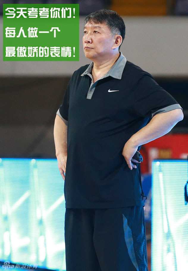 宫鲁鸣指导双手抱胸，眼神犀利地盯着场内，仿佛在说：都给我打起精神，今天这场测试，谁要是敢在我眼皮底下偷懒，小心我让他跑断腿！