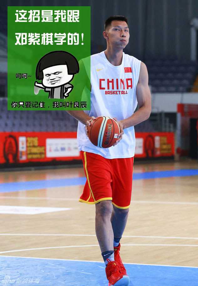 宫鲁鸣指导在队员们的簇拥下露出慈父般的微笑，整个画面其乐融融，展现了国家队严肃紧张之外的团结活泼一面。