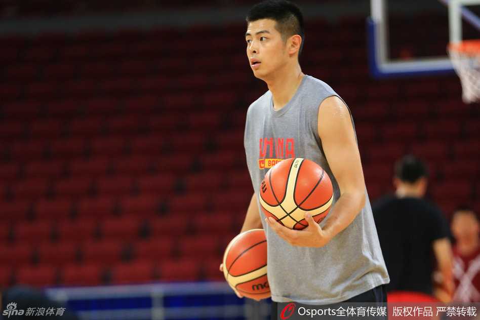 宫鲁鸣挂帅高原磨利剑 中国男篮全力冲刺里约奥运 主教练宫鲁鸣手持战术板,正在为队员们详细讲解战术跑位,神情严肃而认真