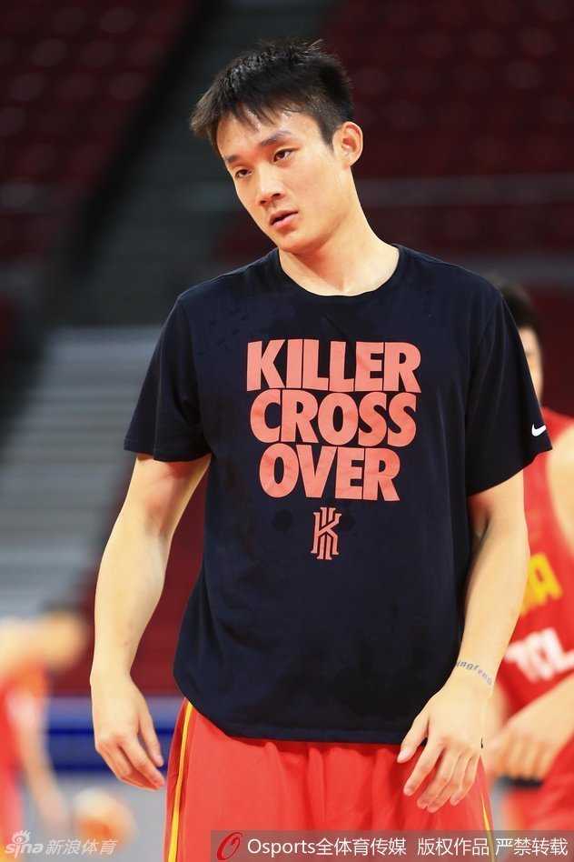 宫鲁鸣挂帅高原磨利剑 中国男篮全力冲刺里约奥运 方硕在训练馆中目光坚定,一丝不苟地进行投篮练习,用积极的备战态度争取奥运名额