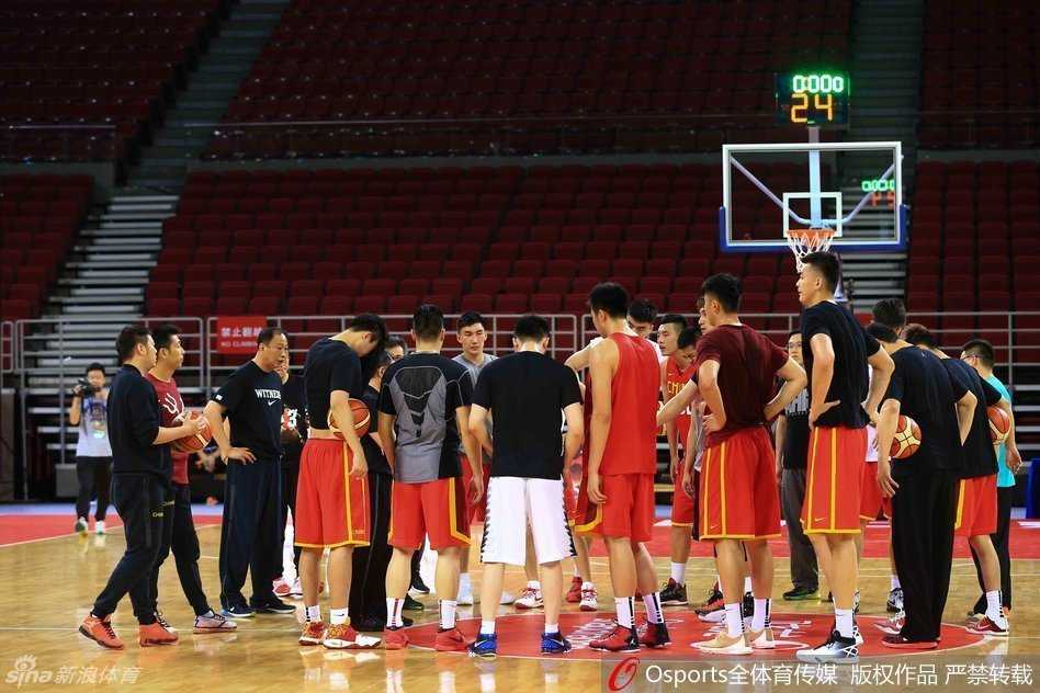 宫鲁鸣挂帅高原磨利剑 中国男篮全力冲刺里约奥运 队医正全神贯注地为李根进行赛后肌肉拉伸,高强度对抗后的疲劳在专业手法下得到缓解