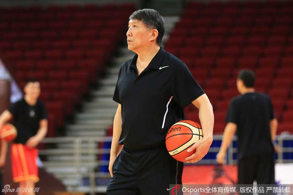 宫鲁鸣挂帅高原磨利剑 中国男篮全力冲刺里约奥运 可兰白克-马坎持球急停跳投,动作舒展飘逸,展现出了极佳的训练状态