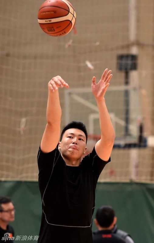 队长周鹏紧紧贴着李根展开牛皮糖式的贴身防守，手臂像长矛一样横在传球路线上，肌肉碰撞的张力仿佛穿透了屏幕，让人感受到训练的白热化。