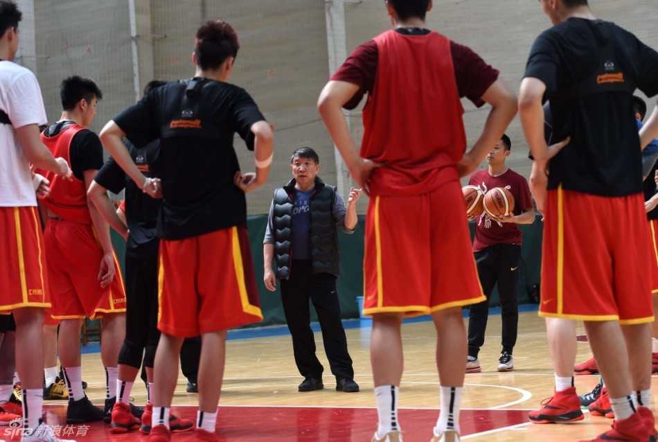 宫鲁鸣一脸严肃地站在弟子们中间，用力挥舞着右臂布置战术，眼神如鹰隼般锐利，仿佛要将每一个战术板上的跑位深深烙印在球员们心里。