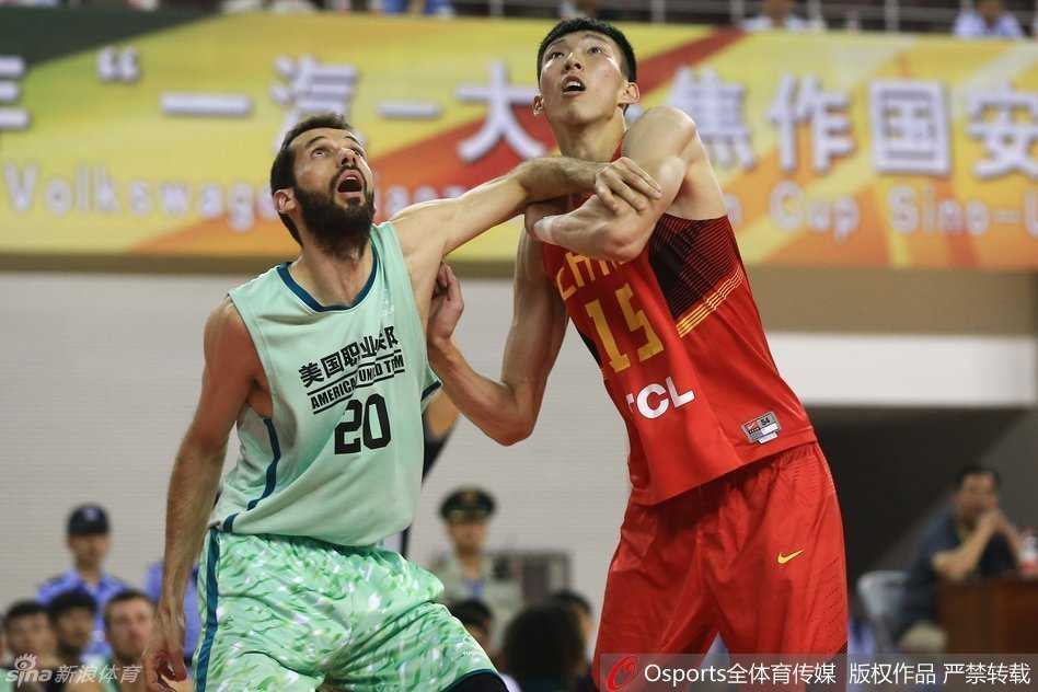 赵大鹏面对紧逼防守沉着冷静，双手牢牢护住篮球，他的头颅高高扬起，犀利的眼神如鹰隼般扫视全场，正在寻找处于空位的队友。