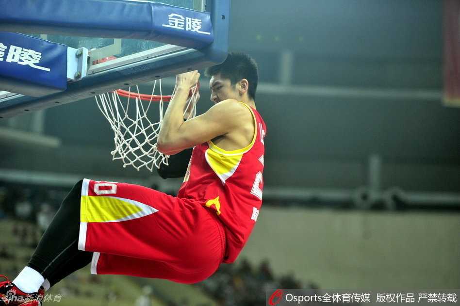 比赛结束后，陶汉林与队友击掌互相鼓励，虽然满脸汗水，但眼神中充满了对胜利的坚定和与兄弟并肩作战的情谊。