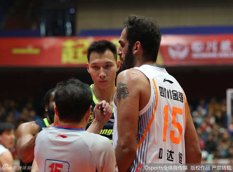 宿敌之怒!阿联哈达迪篮下顶牛,回顾那些年火星撞地球的恩怨 虽然被队友和裁判分隔开,但易建联依然不甘心地回头,眼神死死锁定住不远处的哈达迪,那眼神里充满了战斗的欲望和不屈的斗志。