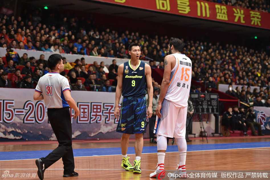 宿敌之怒!阿联哈达迪篮下顶牛,回顾那些年火星撞地球的恩怨 眼看冲突即将失控,当值裁判毫不犹豫地冲入两人中间,张开双臂隔开两位怒发冲冠的巨人,脸上写满了紧张与坚定,试图用身体筑起一道防线。