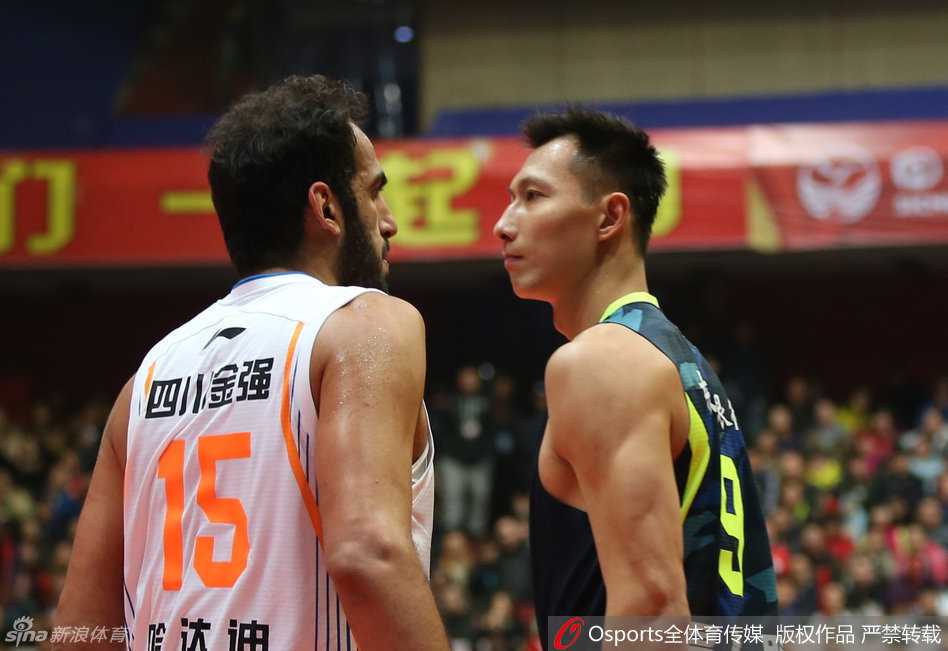 宿敌之怒!阿联哈达迪篮下顶牛,回顾那些年火星撞地球的恩怨 在教练和队友的持续沟通下,两人的情绪才逐渐平复。他们隔着人群,用手指着对方,进行着最后的言语交锋,仿佛在为这次冲突画上一个暂时的句号,也为下一次对决埋下伏笔。