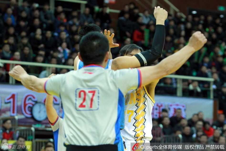 林志杰在多名北京球员的围堵中依然毫无惧色，他用力挣脱束缚，手臂肌肉线条分明，仿佛一头发怒的野兽，誓要捍卫主场尊严。