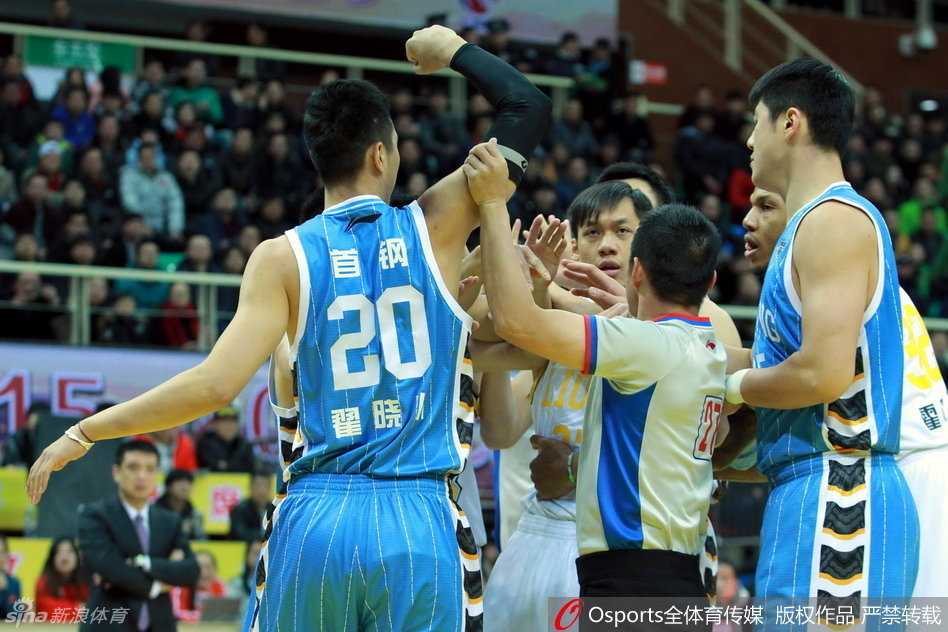 翟晓川在人群中高高跃起，与胡金秋展开激烈拼抢，身体在空中失去平衡，但眼神依然死死盯着篮球，展现出惊人的求胜欲望。
