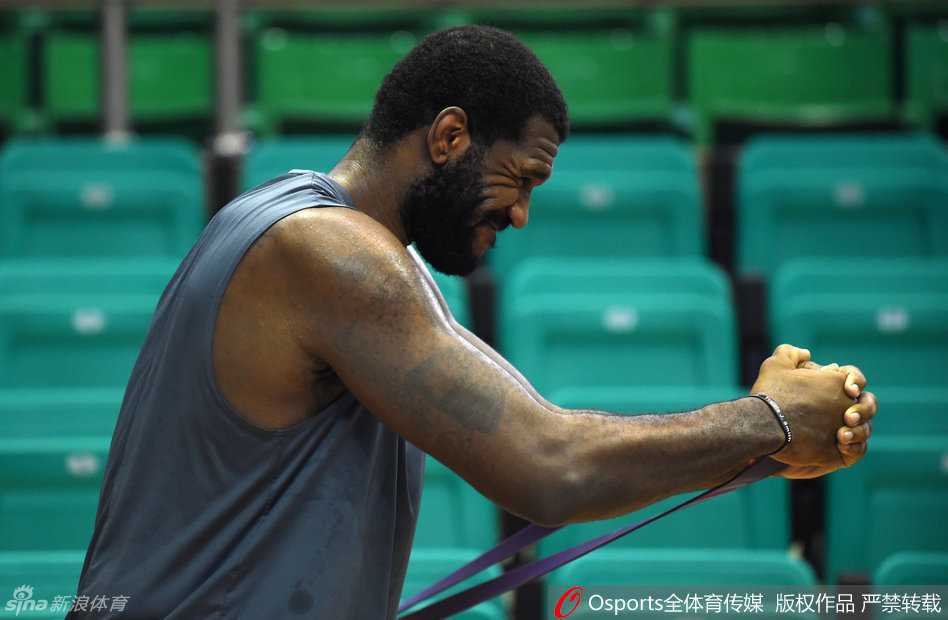 寒冬练筋骨 热血备战急 CBA诸强训练场众生相 完成一组力量训练后,哈达迪露出了孩子般的灿烂笑容,汗水顺着脸颊滑落,看得出他很享受在四川男篮这个大家庭里的训练氛围。