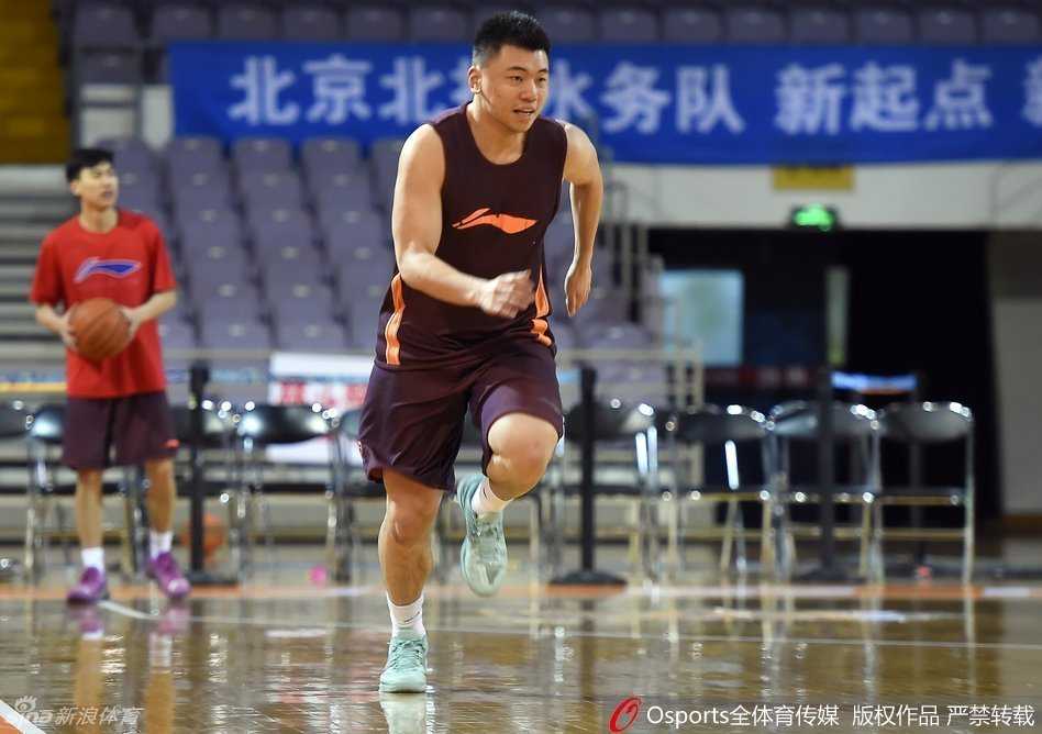 寒冬练筋骨 热血备战急 CBA诸强训练场众生相 训练结束后,林志杰并未离场,而是加练折返跑。汗水早已浸透球衣,他咬着牙坚持冲刺,只为尽快找回最佳状态与队友并肩作战。