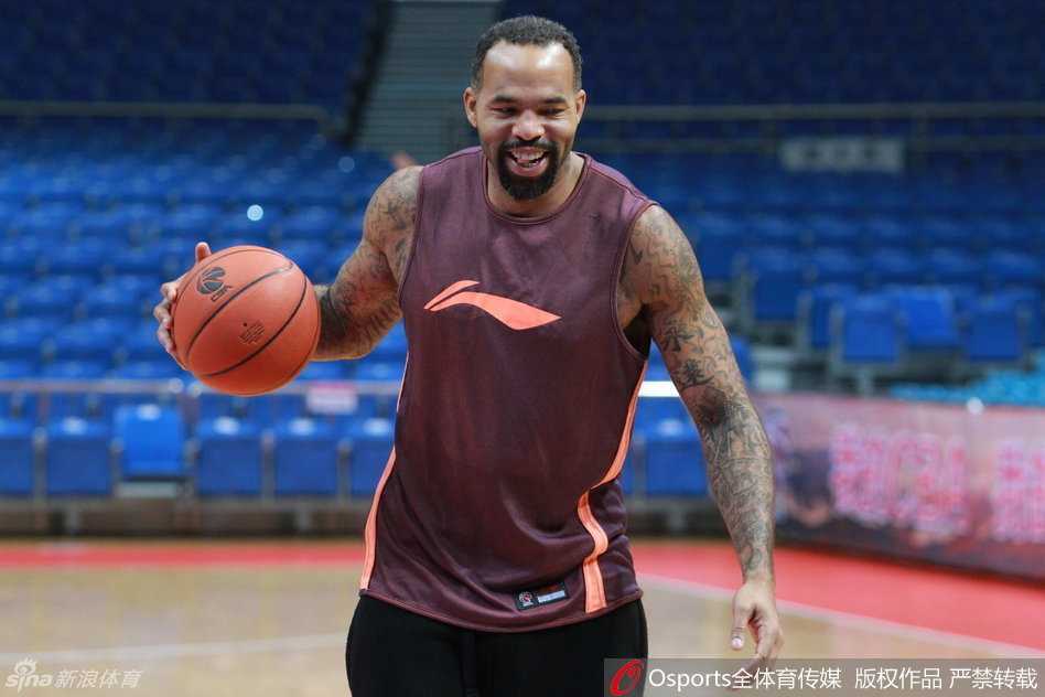 寒冬练筋骨 热血备战急 CBA诸强训练场众生相 尽管训练已经结束,但北控队的主教练王锡东依然留在场边,双手抱胸凝视着空旷的球场,似乎在思考着下一堂训练课的改进方案。