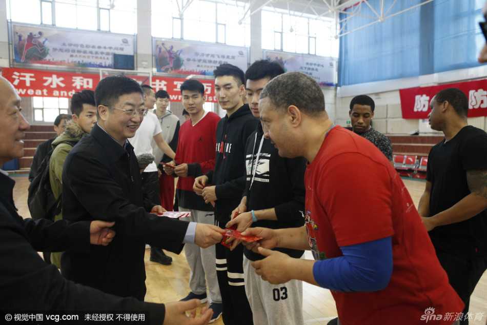 寒冬里的暖流:忆二零一六年春城慰问新疆男女篮将士 训练场上,女篮队员们围拢在领导身旁认真聆听,后排高大的队员即使穿着训练服也难掩飒爽英姿,眼中闪烁着对胜利的渴望