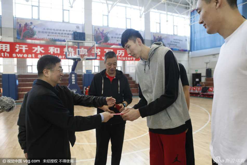 寒冬里的暖流:忆二零一六年春城慰问新疆男女篮将士 在明亮的训练场馆里,自治区领导将满载着全疆人民期望的慰问红包亲手递到女篮姑娘们手中,姑娘们的笑容如天山雪莲般纯净灿烂