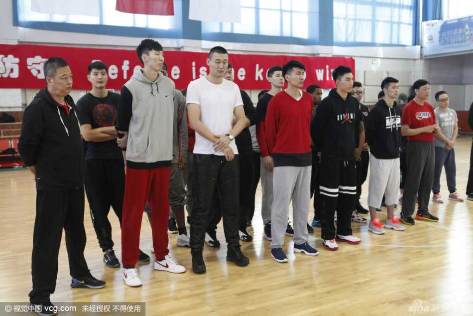 寒冬里的暖流:忆二零一六年春城慰问新疆男女篮将士 俯瞰整个训练馆,红色的横幅下是整齐的队伍,领导与全体教练员、球员的大合影定格住了丙申猴年春节前夕这个充满力量与温情的瞬间