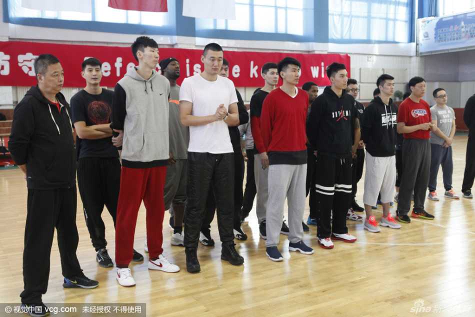 寒冬里的暖流:忆二零一六年春城慰问新疆男女篮将士 慰问结束后,女篮姑娘们与领导围在一起亲切交谈,有队员被轻松的话语逗笑,现场气氛如同除夕前家人团聚般温馨和谐