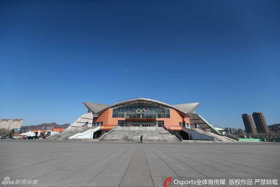 寒冬里的篮球火:本溪主场静候总决赛盛事 凛冽寒风中,本溪体育馆外人头攒动,热情的球迷们早早聚集,等待着为心中的英雄助威呐喊,他们的呼吸在冷空气中凝成白雾,汇成了一股温暖的声浪