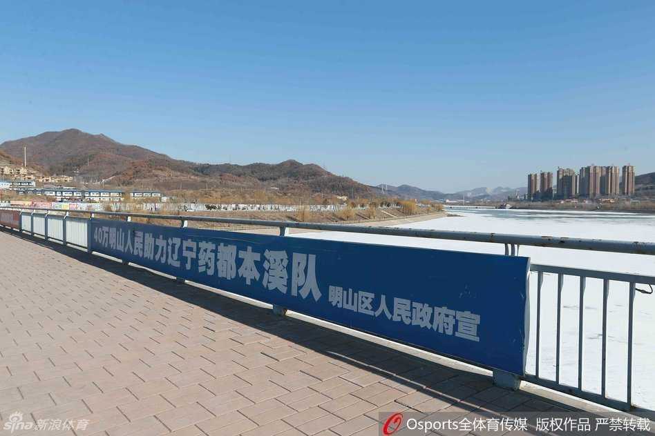 寒冬里的篮球火:本溪主场静候总决赛盛事 售票窗口前,球迷们摩肩接踵,排起了蜿蜒的长龙,有人探身向前急切地询问余票情况,有人手中紧握着钞票,眼神中满是渴望与焦灼,生怕错过这难得的现场观赛机会