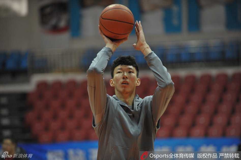 训练间隙的搞怪时刻，布拉切穿着厚重的雪地靴在场上摆出滑稽姿势，身旁的队友忍俊不禁，这欢乐的一幕让紧张的备战气氛瞬间变得轻松活泼。