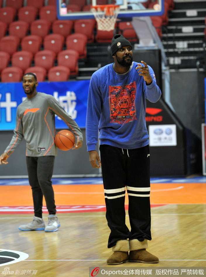 大魔王周琦在训练中从容出手，眼神专注，仿佛在无声地宣告新赛季的野心，每一个投篮都带着对胜利的渴望。