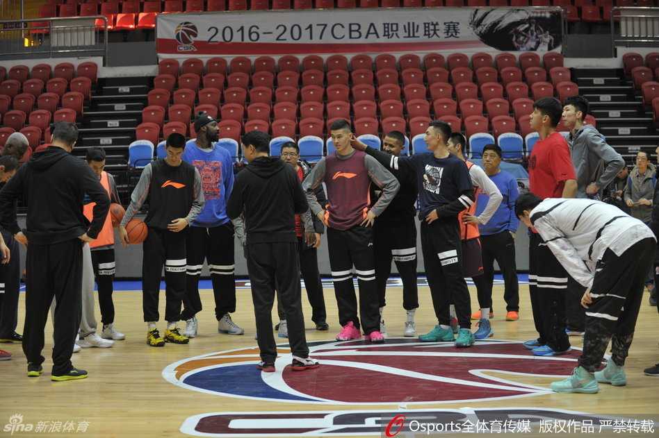 新疆队全体队员围拢在一起，进行着放松拉伸，飞虎众将神情自若，团队的默契在细微的动作间流淌。