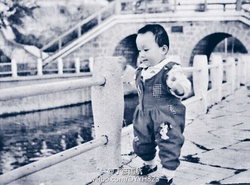 童年时的丁彦雨航穿着笔挺的小礼服，怀里紧紧抱着一个可爱的洋娃娃，眉眼清秀，脸蛋肉嘟嘟，活脱脱像个从年画里走出来的童星，眼神里还带着一丝不服输的倔强。