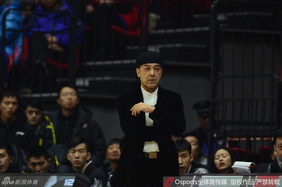 新疆队李根在八一队许钟豪和付豪的合力围堵下，身体完全失去平衡，依然咬牙将球抛向篮筐。