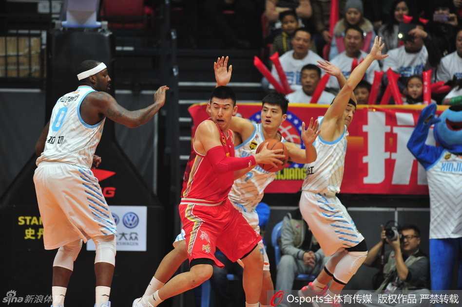 新疆队俞长栋在八一队员的拉拽干扰下，依然在空中保持平衡，顽强地将球挑向篮板。