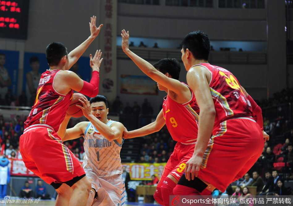 八一队曹岩眼神坚毅，半蹲着身子张开双臂，用胸膛死死顶住试图背身单打的新疆队李根。