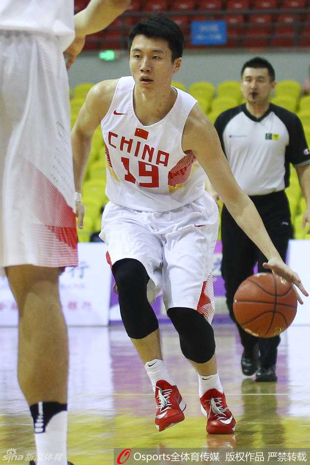 在一次成功的防守后，陶汉林与队友击掌相庆，汗水浸湿了他的球衣，脸上露出坚毅而充满斗志的神情。