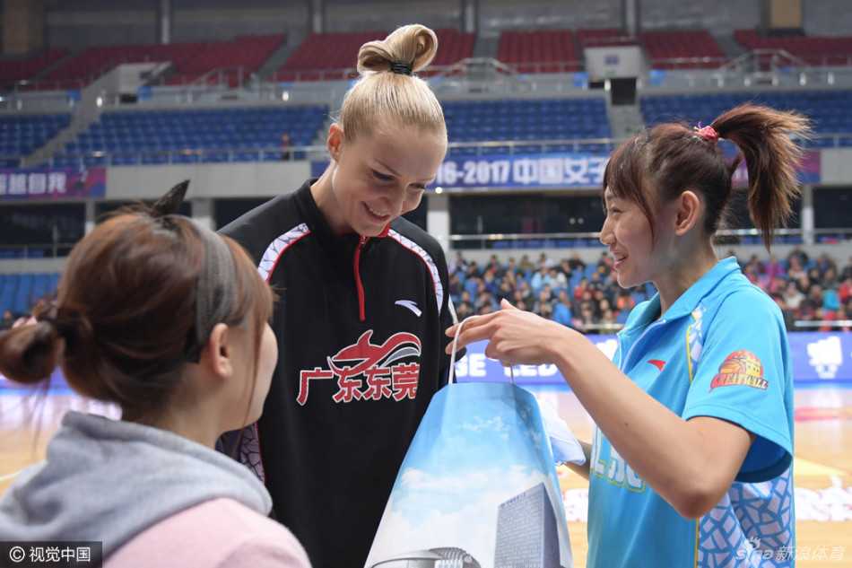 史秀峰带着精心准备的礼物，在赛场中央诚恳地递给叶莲娜，眼神中满是歉意与期待。