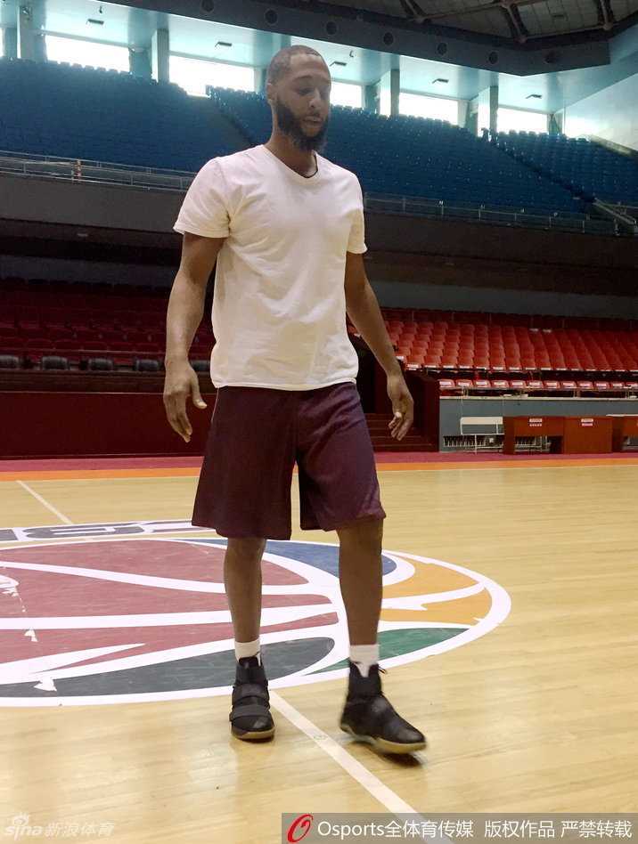 训练场上普莱斯持球突破，眼神犀利，新队友在其身后积极跑位，团队配合的默契正在无声中建立