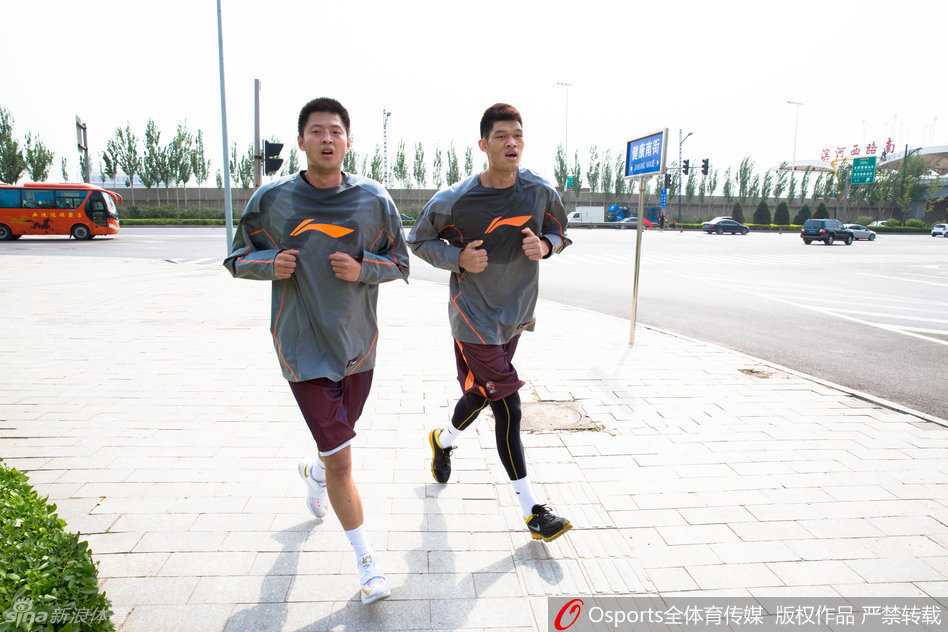 年轻球员张泽龙在底角出手三分，球在空中划过一道弧线，他脸上写满了对胜利的渴望和专注。