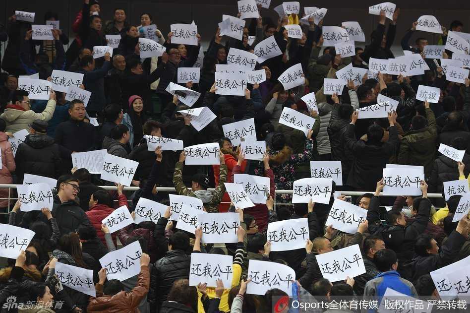太原滨河体育馆内灯火通明，看台上几乎座无虚席，一面面白色的横幅在看台上显得格外扎眼，球迷们用最直接的方式，表达着对偶像的支持与对篮协判罚的无声抗议。
