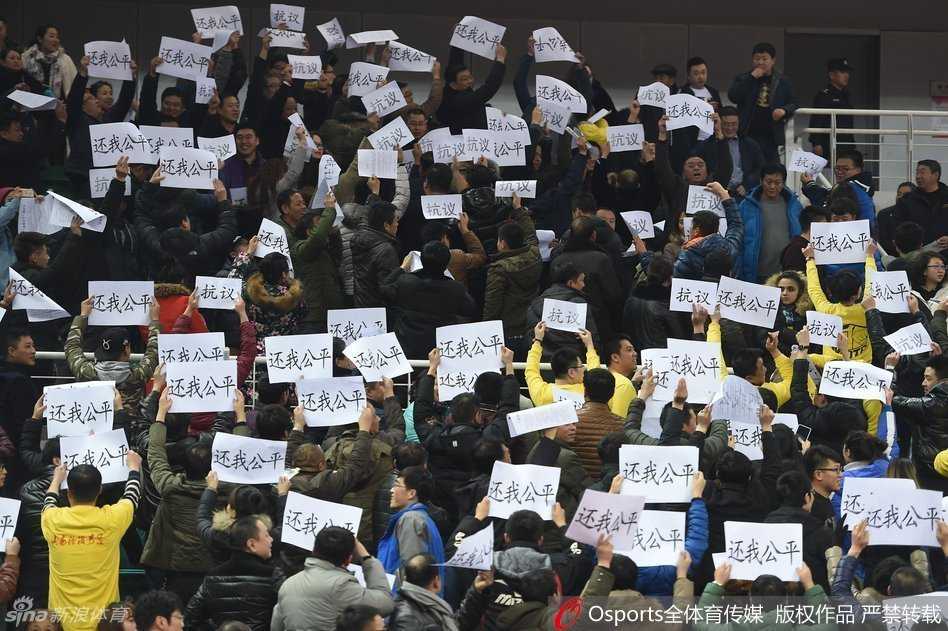 比赛尘埃落定，看台上的标语渐渐被收起，但那份对球队深沉的爱与对公平的渴望，依然随着退场的人流久久回荡在球馆上空，久久不散。