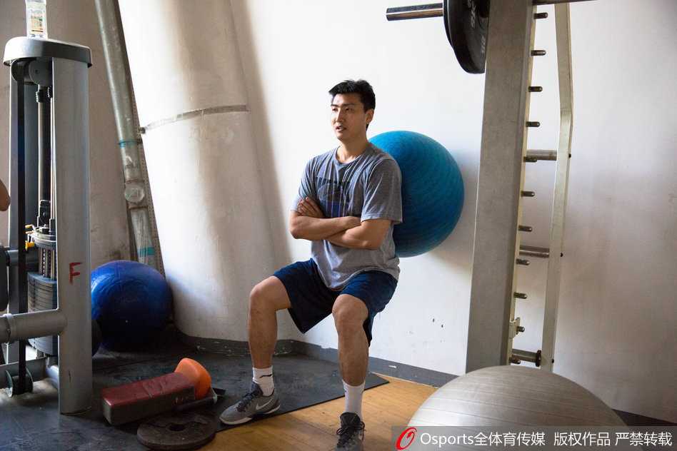 训练尾声，罗智在三分线内一步进行稳定的中距离跳投，他的姿势标准如教科书，篮球空心入网的声音清脆悦耳，显示出扎实的基本功。