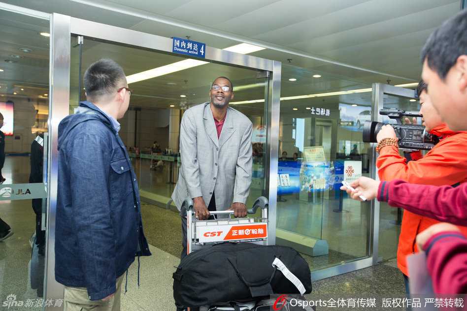 岁月如歌·全能战士归来:罗德格里格尔与长春的十年之约 罗德俯身趴在隔离栏上,手持签字笔为一名小球迷在篮球上签名,周围的球迷纷纷举起手机记录下这温情的一刻,罗德的眼中满是宠爱。