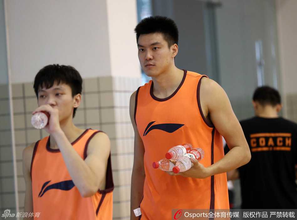 队长周鹏正在器械上进行高强度的核心力量训练，肌肉线条紧绷，神情坚毅，他用行动诠释着何谓赛场上的定海神针。