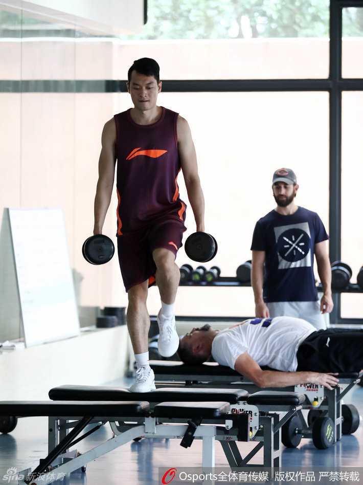 久违赛场的老将朱芳雨也出现在了训练馆，他穿着休闲，面带微笑地看着后辈们训练，那种久经沙场的从容与淡然，仿佛在诉说着属于他的传奇篇章。