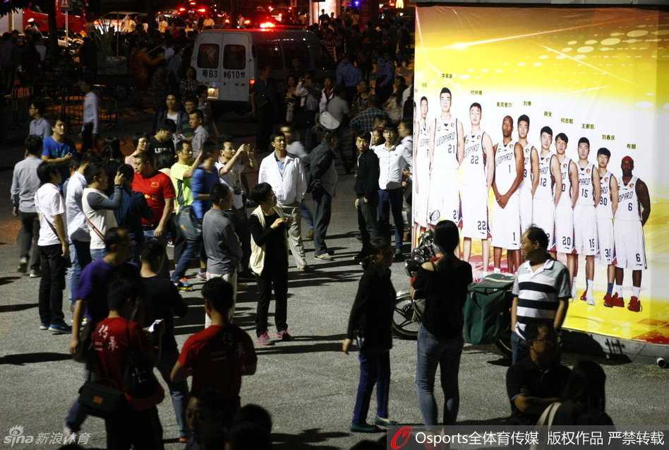 哈达迪的女友身着一袭休闲装，安静地坐在看台上，眼神中满是关切与骄傲，目不转睛地注视着场上奋力拼杀的男友，她的到来仿佛为这位伊朗铁塔注入了无限的柔情与动力。