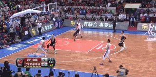 巅峰对决燃情时刻:本土尖兵与外援巨星的终极碰撞 哈达迪张开双臂如同巨灵神一般,在辽宁队的禁区内只手遮天,连续点抢篮板,最终用一记势大力沉的补扣,将球狠狠砸进篮筐,宣告着他对这片区域的绝对统治。