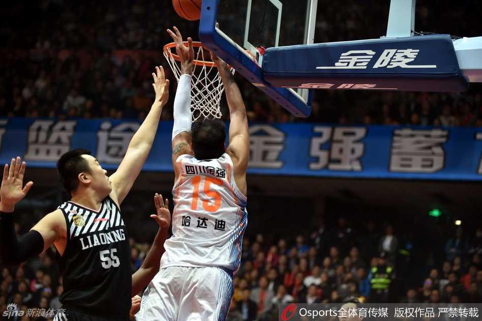 巅峰对决燃情时刻:本土尖兵与外援巨星的终极碰撞 张春军犹如穿花蝴蝶,在辽宁队严密合围的防线中觅得一丝空隙,以一记写意的转身挑篮,让篮球乖巧地落入网窝,留下防守者原地驻足惊叹。