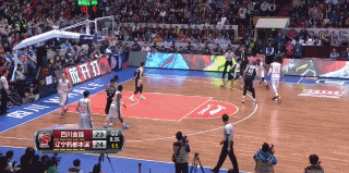 巅峰对决燃情时刻:本土尖兵与外援巨星的终极碰撞 郭艾伦在三分线外持球,面对哈达迪的错位防守,他佯装突破,突然一个后撤步拉出空间,三分球如同精确制导的导弹,应声入网,突施冷箭令全场猝不及防。