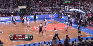 巅峰对决燃情时刻:本土尖兵与外援巨星的终极碰撞 哈德森抢断得手后风驰电掣般杀向前场,犹如一道黑色闪电直插对手心脏地带,面对空篮轻松上篮得手,展现了其作为顶级外援在反击中无人可挡的绝对速度。